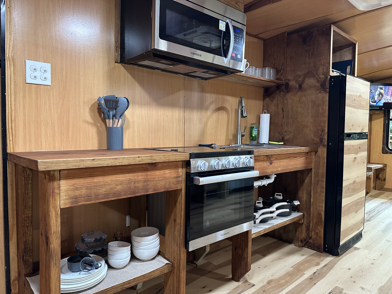 Fully equipped Casa Bambú kitchen with stove, oven, microwave, and cookware