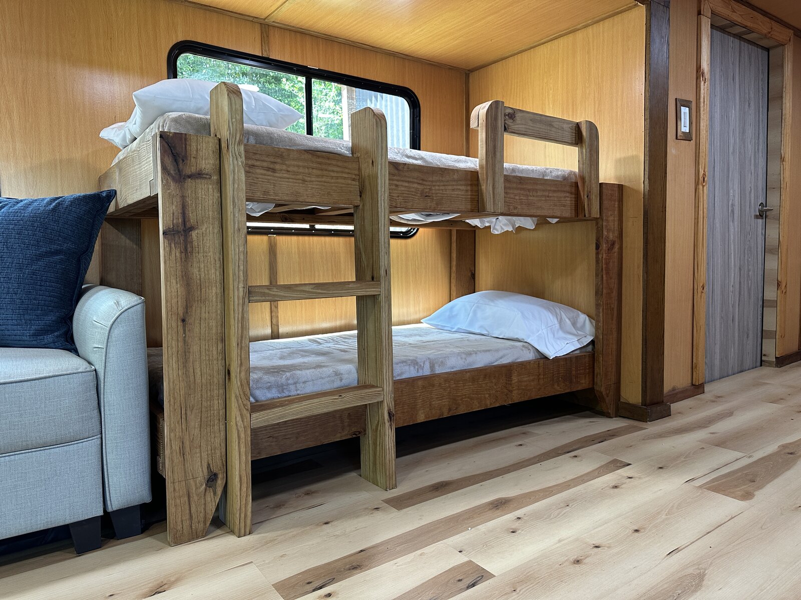 Twin-over-twin bunk beds in the Casa Bambú sleeping area